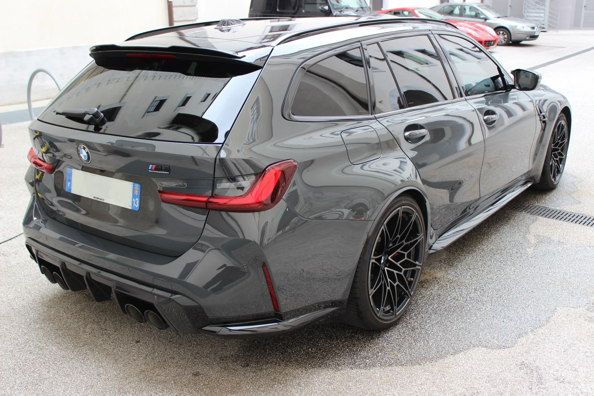 BMW grise vue de trois-quarts arrière après une prestation CarShine69